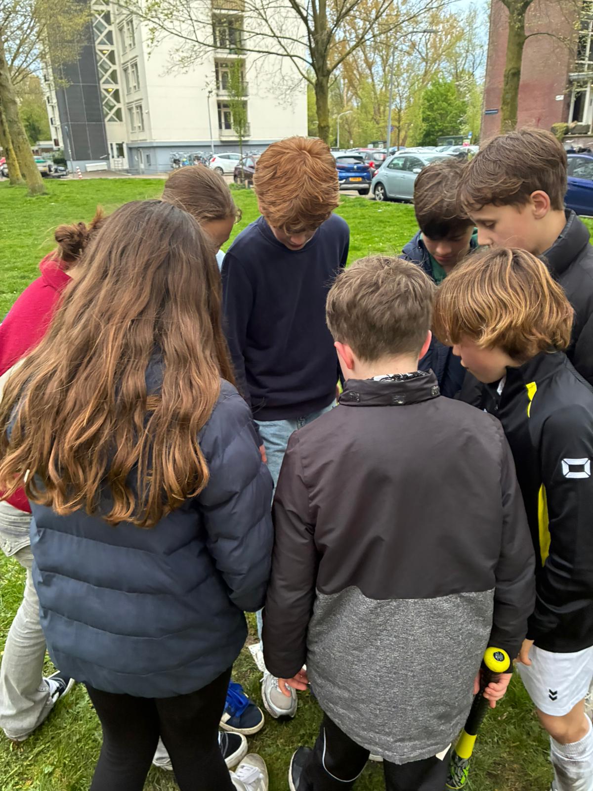 Groepje kinderen overlegt samen buiten